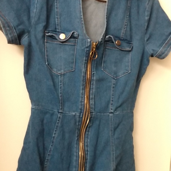Women's knee length denim dress size medium, runs like a size 4. Zip up - Picture 5 of 10